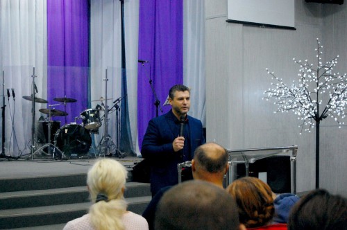 Сергей Зуев служил в церкви «Источник Жизни»* в прошедшие выходные