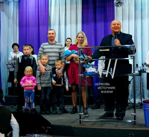 В ноябре церковь благословила четыре семьи и молилась за родившихся в этих семьях младенцев