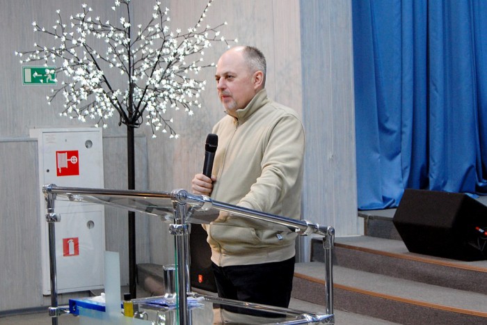 На молодежном служении своим словом служил Сергей Леонидович Ильин